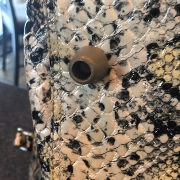 Kathy Von Zeeland Vegan Overnight Bag - Picture 4 of 8